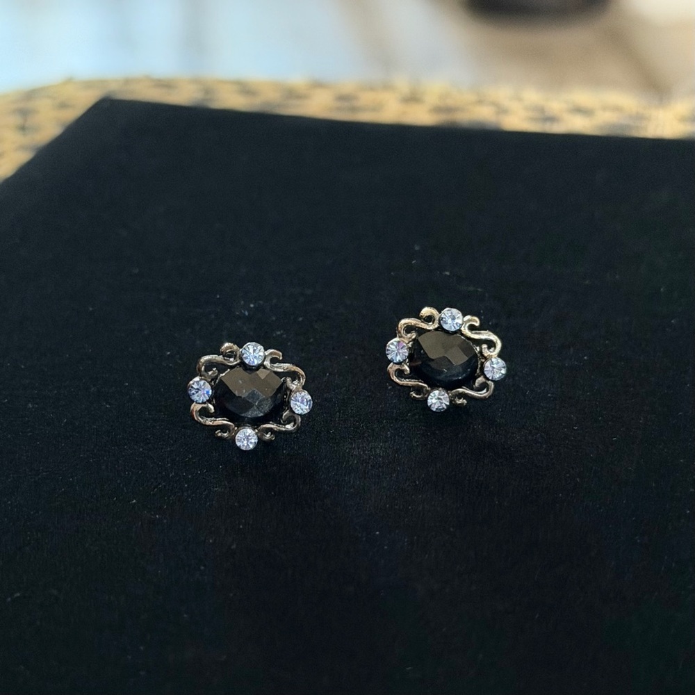 ✨ Elegant Black & Lavender Jewel Stud Earrings ✨